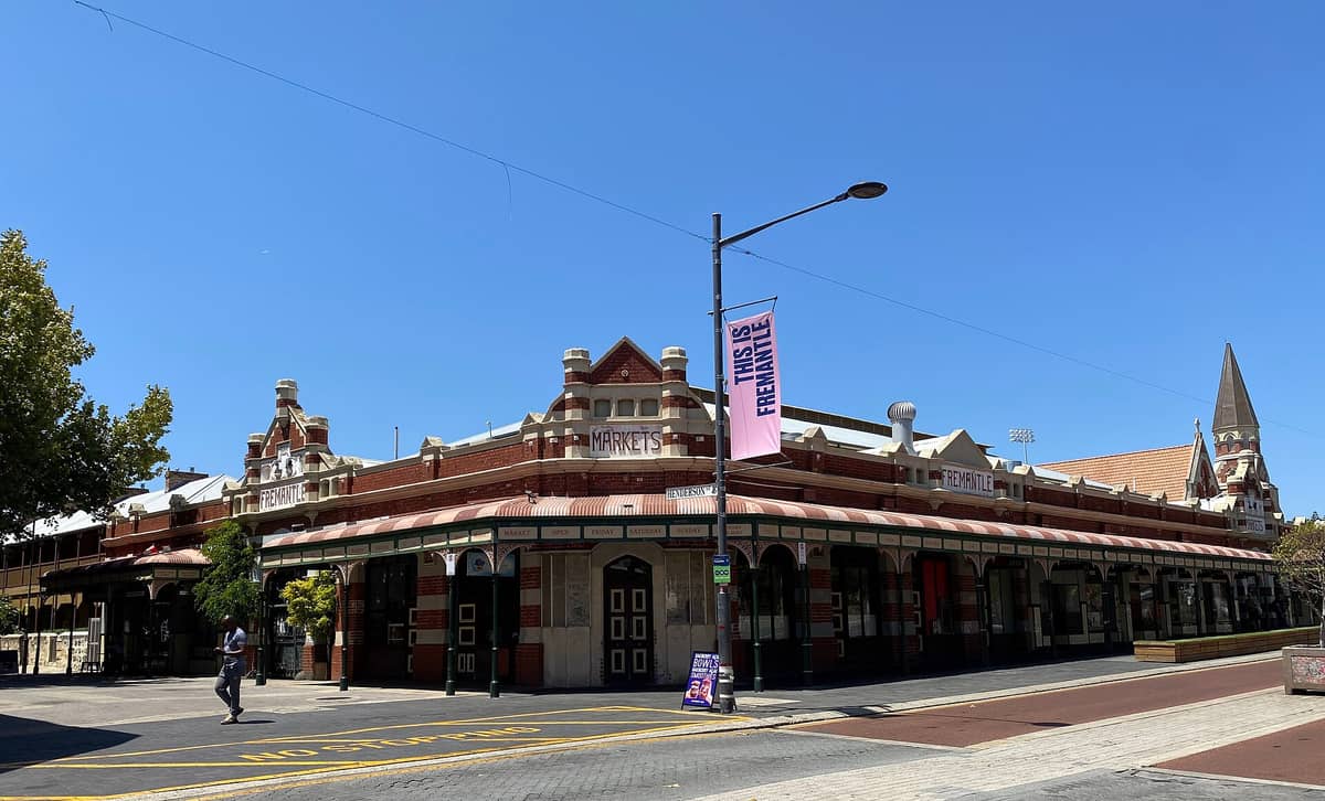 ตึก Fremantle Markets อาคารเก่าแก่ หน้าอาคารอิฐแดงและป้ายเฟรมานเทิลมาร์เก็ต ภายใต้ท้องฟ้าสีฟ้าใส