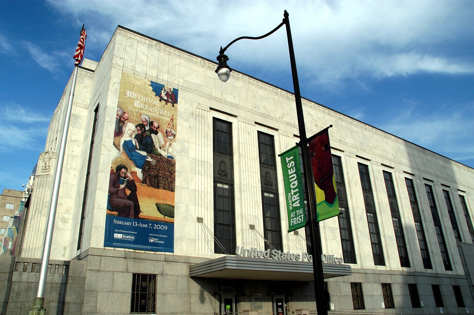 Vista exterior del Frist Art Museum en Nashville, que muestra su gran arquitectura Art Déco y grandes ventanas bajo un cielo azul.