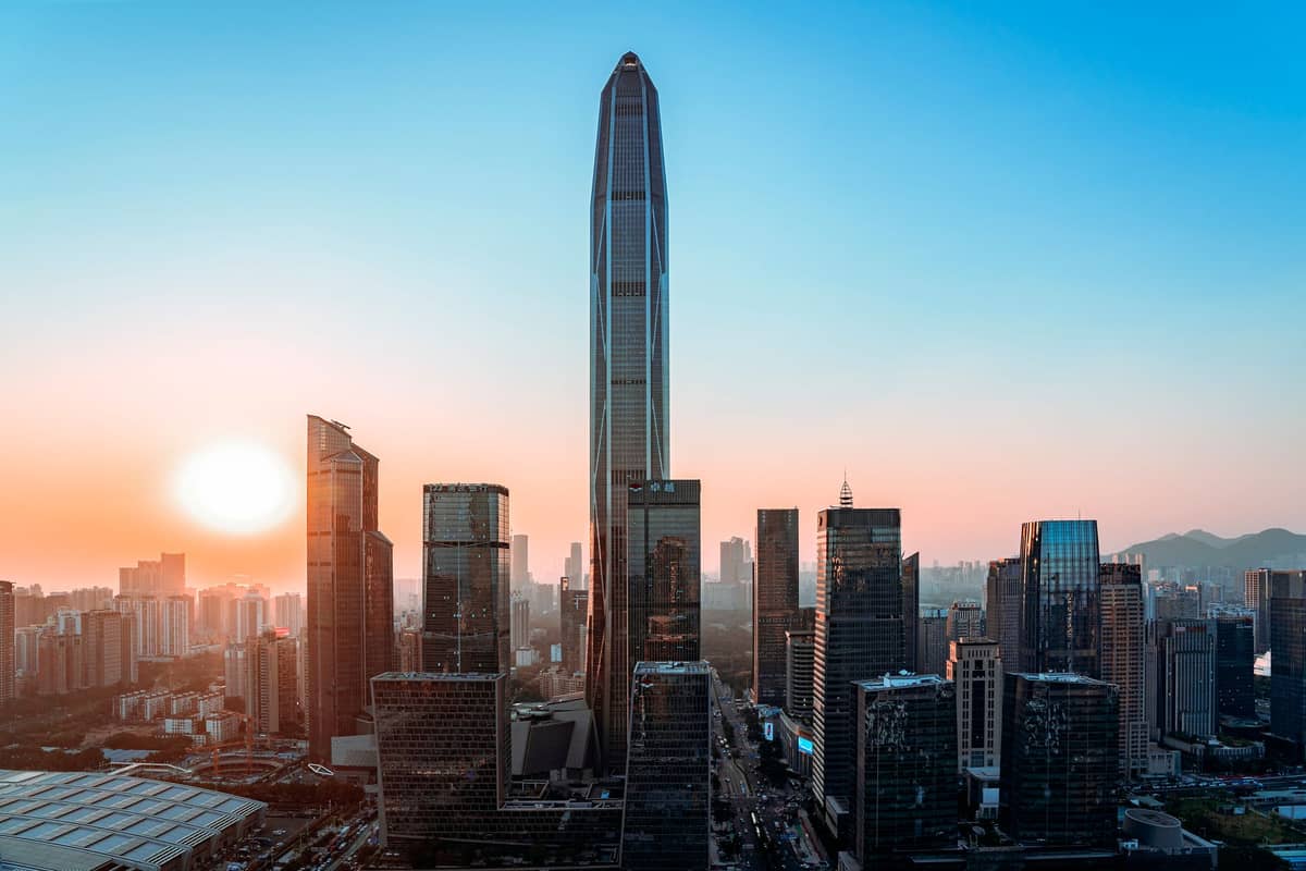Horizonte do distrito de Futian ao entardecer, com o icônico arranha-céu Ping An Finance Center dominando os demais edifícios modernos de Shenzhen, China.