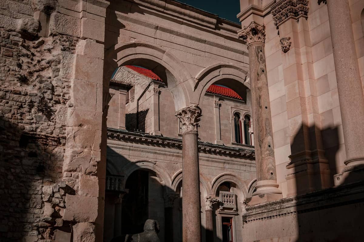 Steinbögen und Säulen des Diokletianpalastes in Split, mit detaillierter Architektur und historischen Texturen im warmen Sonnenlicht.