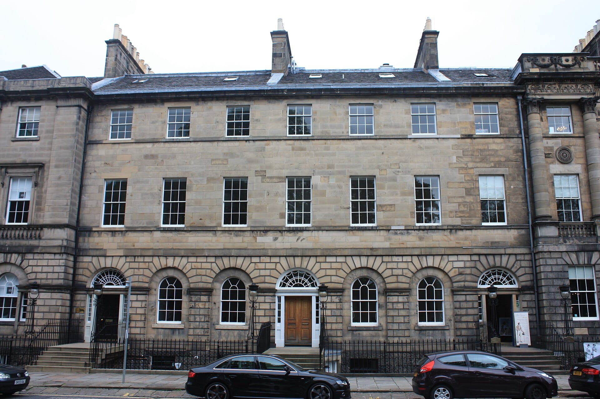 Fassade des Georgian House am 7 Charlotte Square in Edinburgh mit symmetrischen Fenstern, zentralem Eingangsportal und historischer Steinarchitektur.