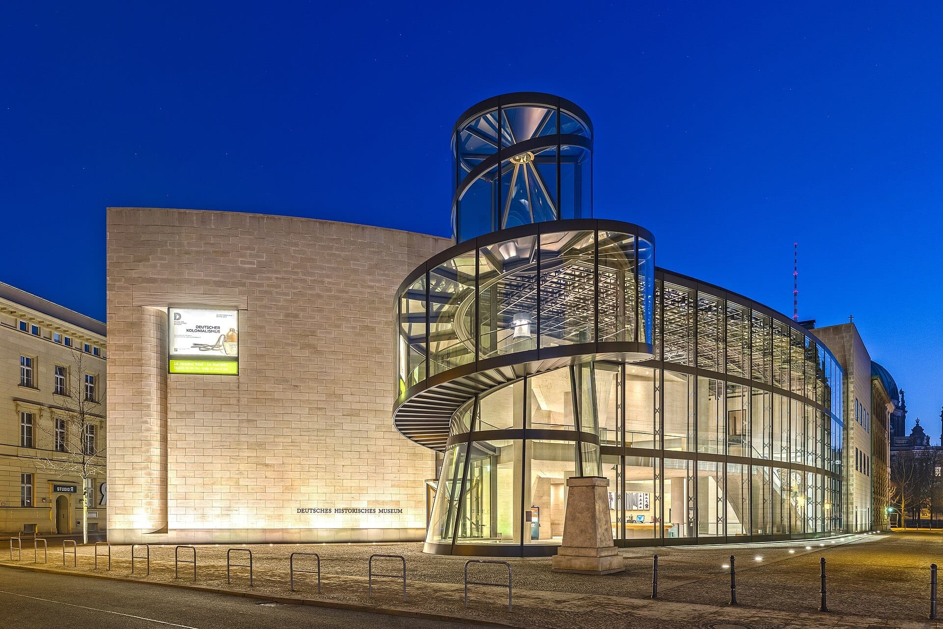 Architettura moderna in vetro e pietra dell'annesso I.M. Pei del Deutsches Historisches Museum illuminato di notte a Berlino.