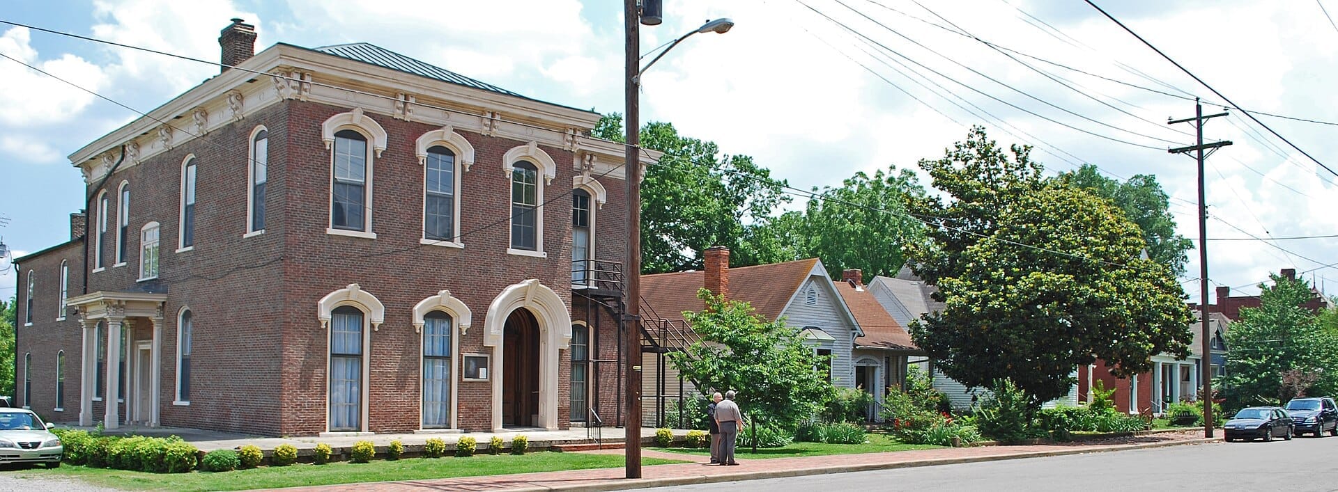 Edificio histórico victoriano de ladrillo y encantadoras casas bordean una tranquila calle en Germantown, Nashville en una tarde soleada.