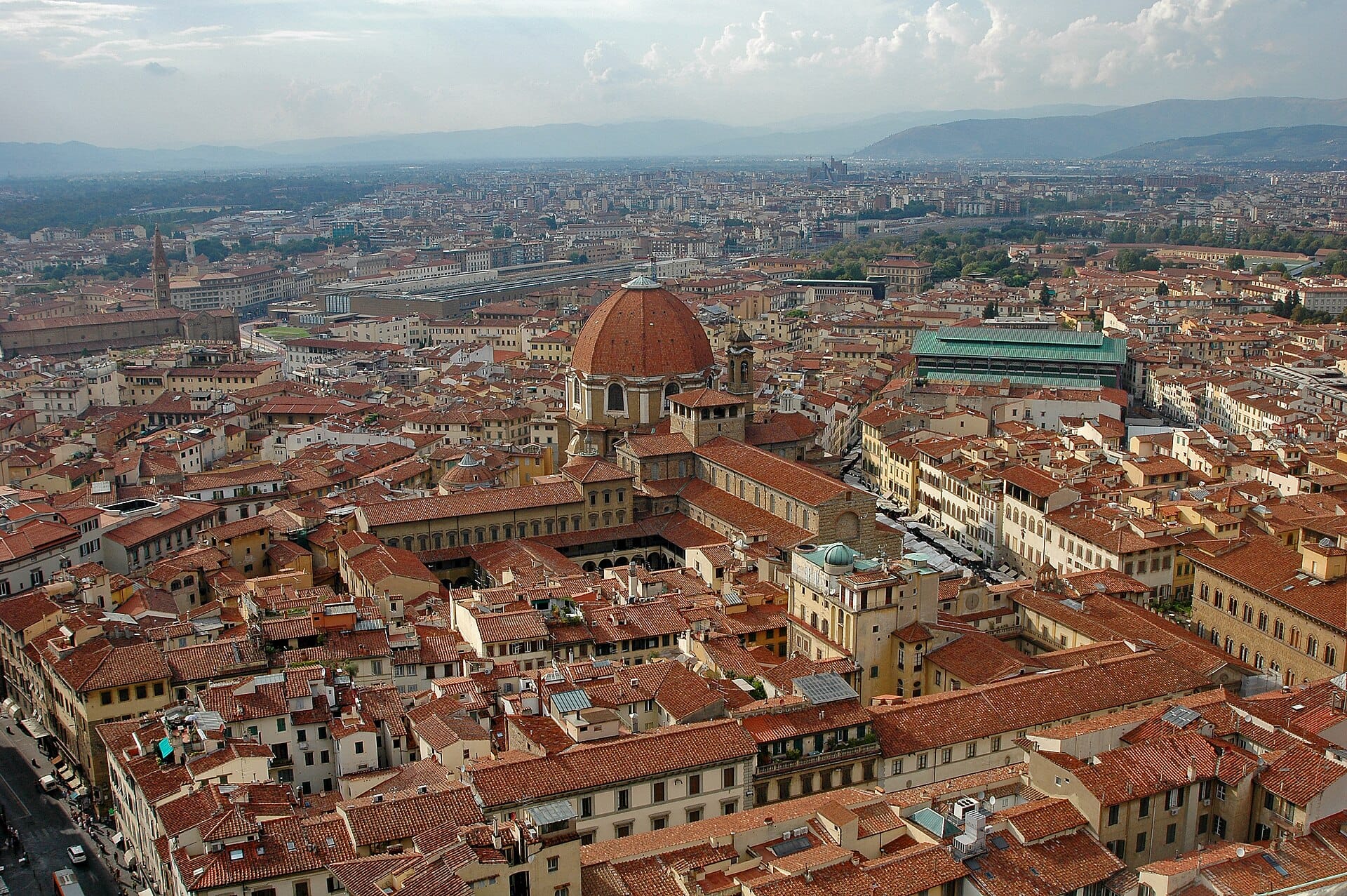 วิวพาโนรามาของเมืองฟลอเรนซ์ที่แสดงให้เห็นสถานีรถไฟหลัก Firenze Santa Maria Novella ในภูมิทัศน์เมืองและอาคารโดยรอบ