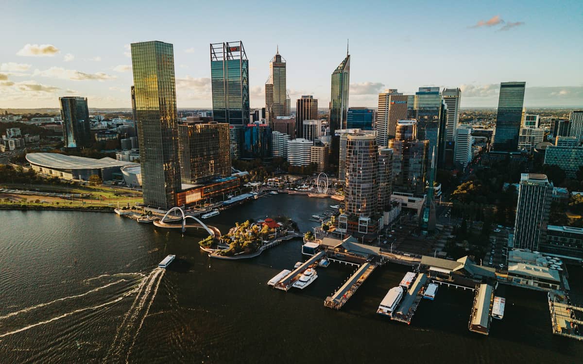 Luftaufnahme von Elizabeth Quay in Perth mit Fährterminals, Wolkenkratzern der Stadt und Booten, die tagsüber den Swan River überqueren.