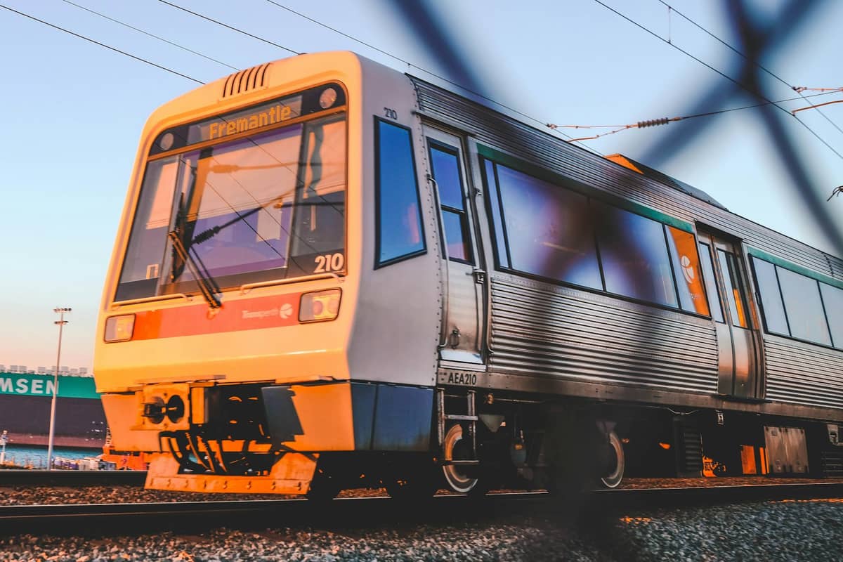 Städtischer Personenzug in Perth mit der Aufschrift Freo Fremantle, tagsüber im Freien in der Nähe der Gleise fotografiert