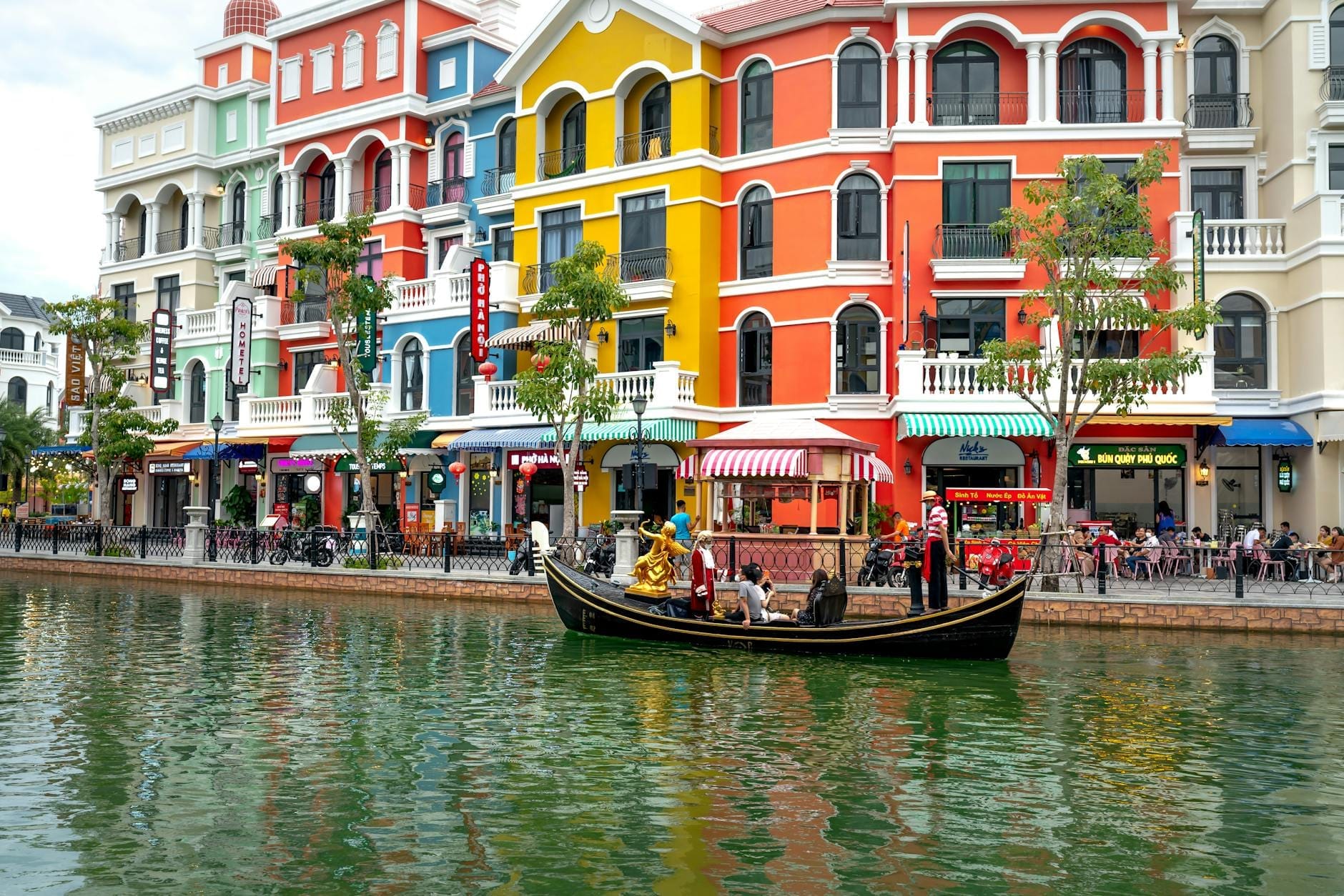 Canal do Grand World Phu Quoc com passeio de gôndola e prédios coloridos à beira d'água