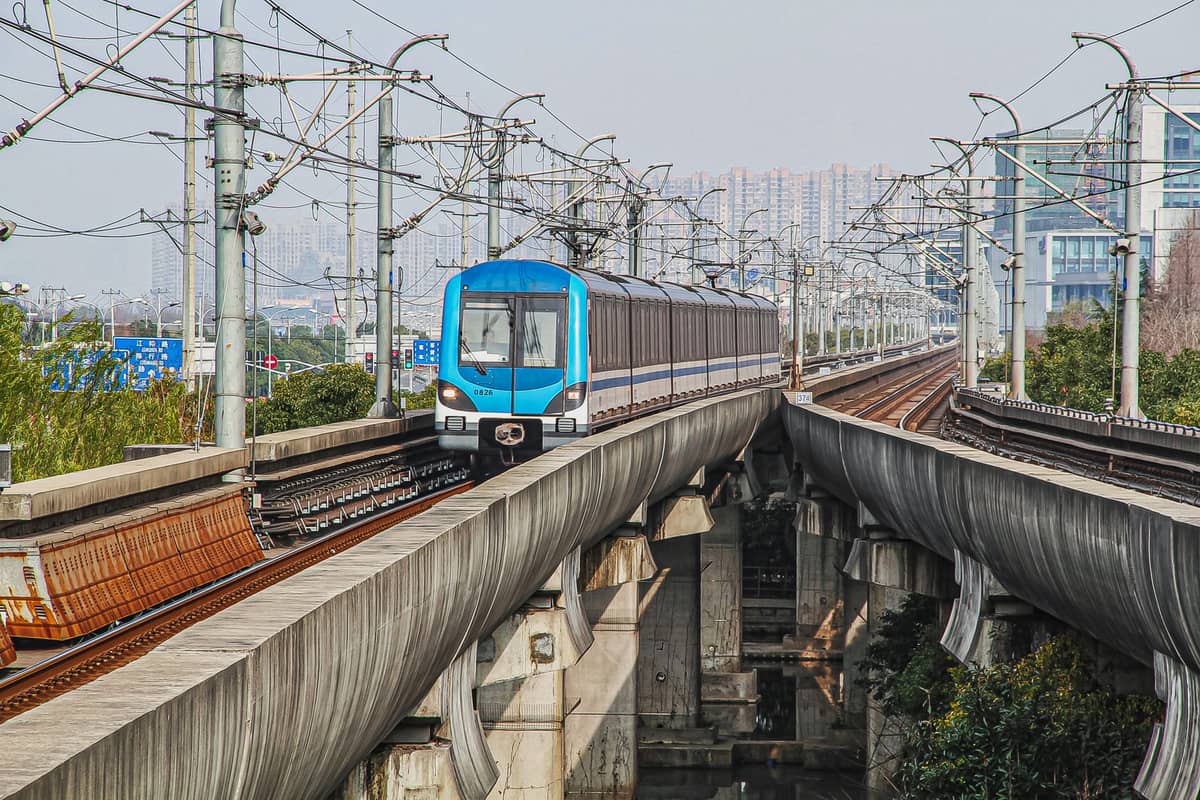 Eine Shanghaier U-Bahn fährt auf einer Hochtrasse durch die Stadt – moderne Verkehrsinfrastruktur an einem klaren Tag.