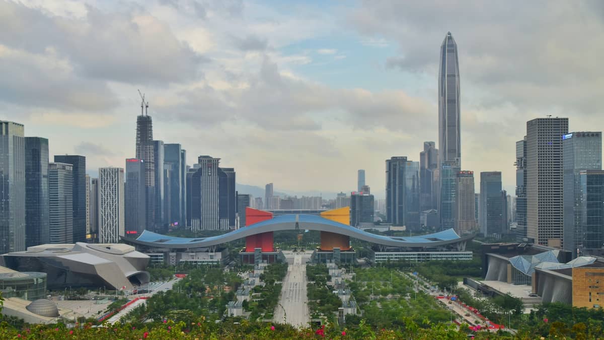 Panorâmica do horizonte do distrito de Futian em Shenzhen com o Civic Center e arranha-céus sob um céu nublado.
