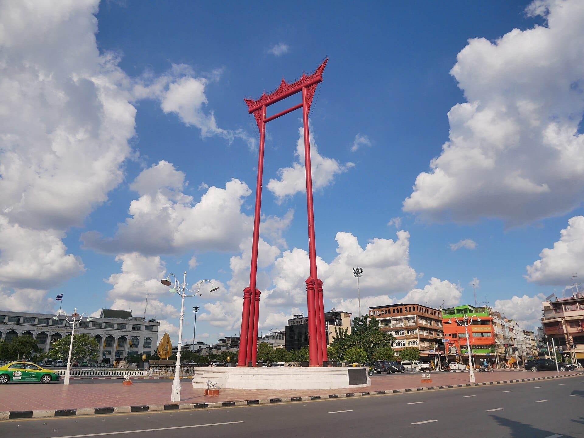L'iconica Altalena Gigante di Bangkok, un monumento alto 27 metri risalente al 1784, situato nella città vecchia vicino al santuario brahmanico Devasathan.
