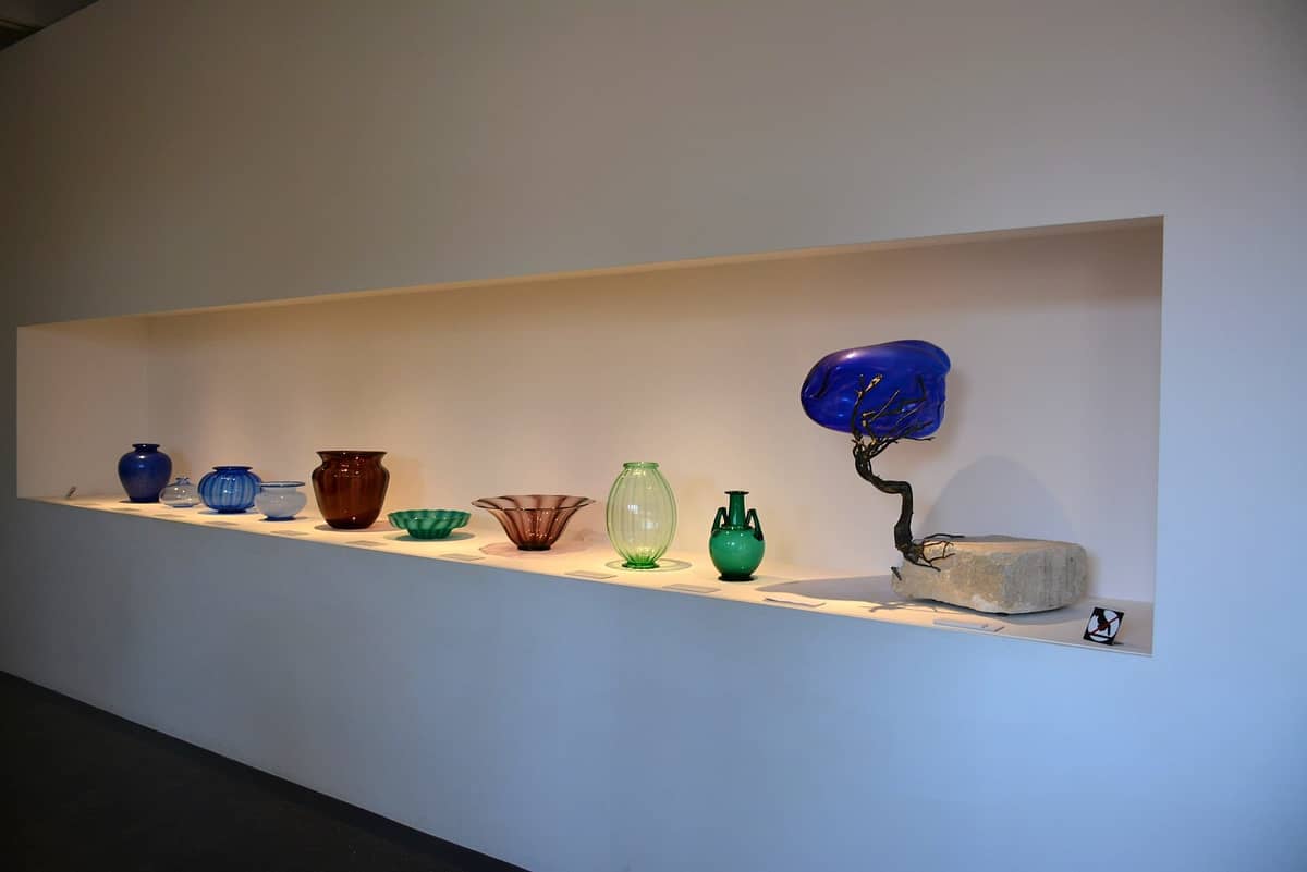 ชั้นโชว์แจกันและภาชนะแก้วหลากสีใน Museo del Vetro บนเกาะมูราโน