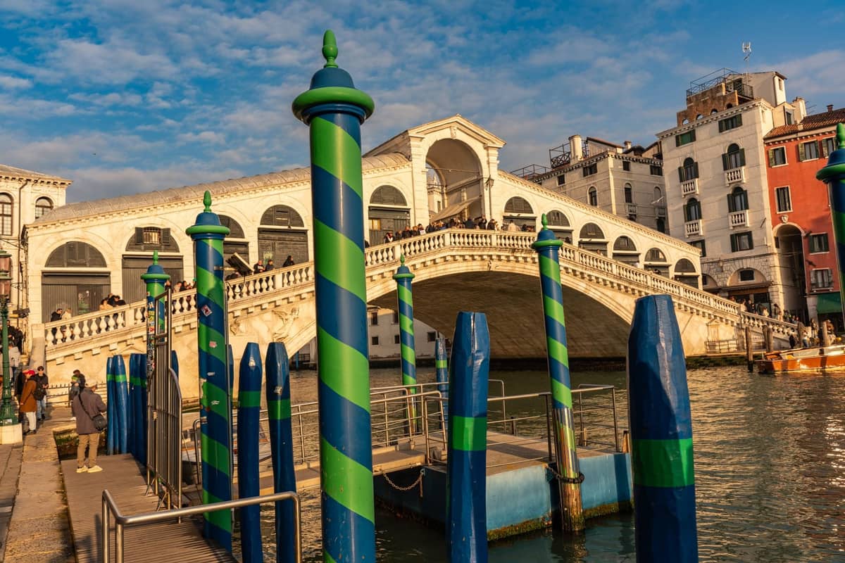 Gondelstationspfosten mit der Rialtobrücke und dem Canal Grande in Venedig im Hintergrund, die zeigen, wo man in Gondeln einsteigt.