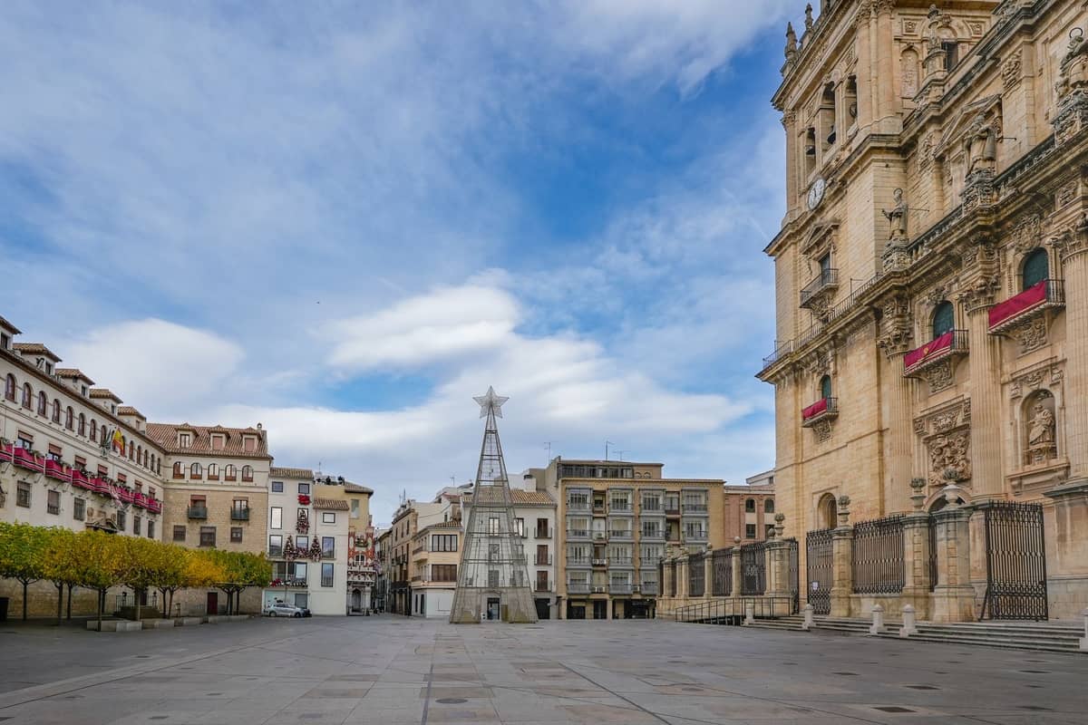 มุมมองกว้างของจัตุรัสหลักในเมือง Granada พร้อมอาคารประวัติศาสตร์และต้นคริสต์มาสโลหะขนาดใหญ่ที่ติดตั้งไว้สำหรับเทศกาล