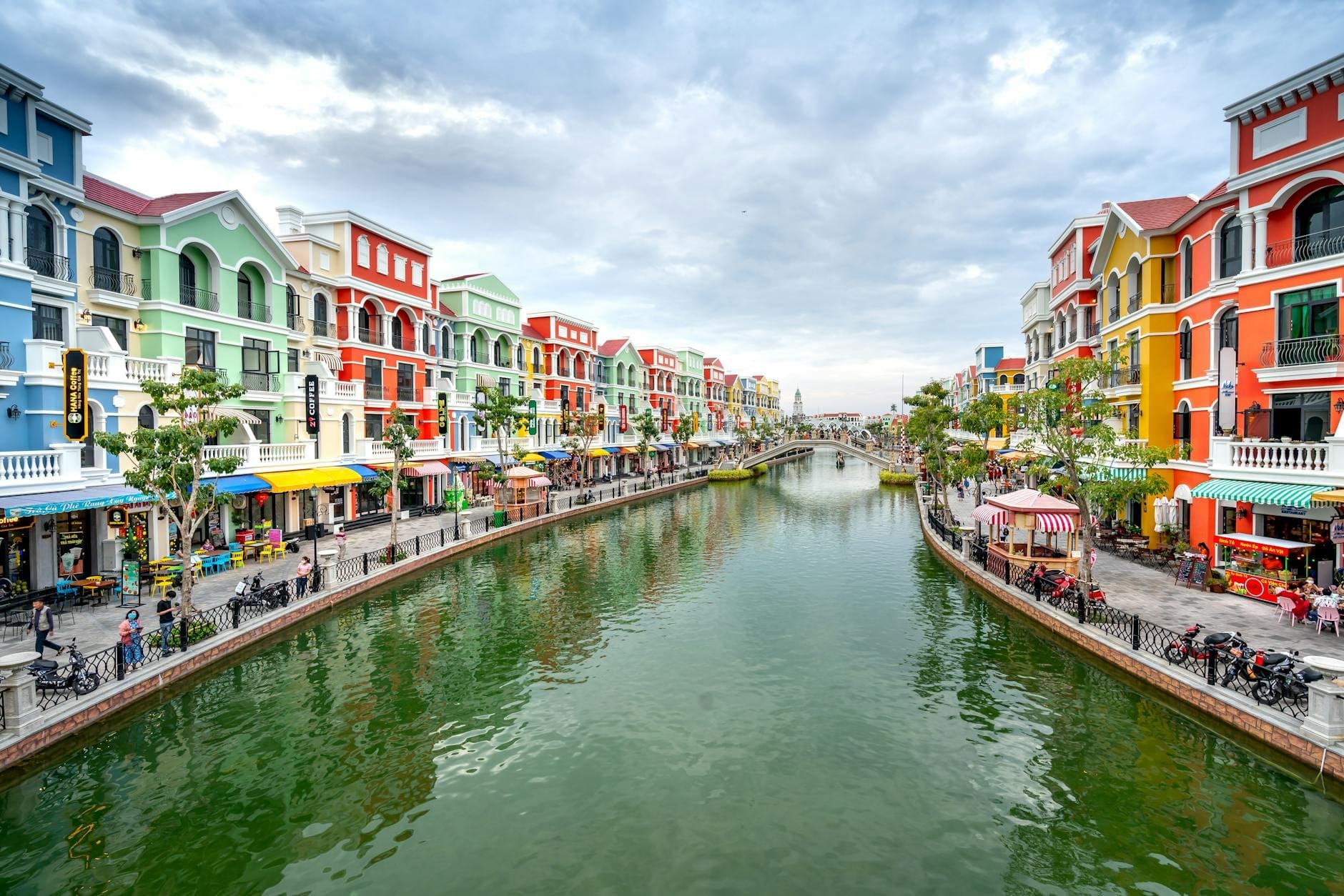 Canale di Grand World Phu Quoc con edifici colorati in stile europeo e passeggiata pedonale su entrambi i lati