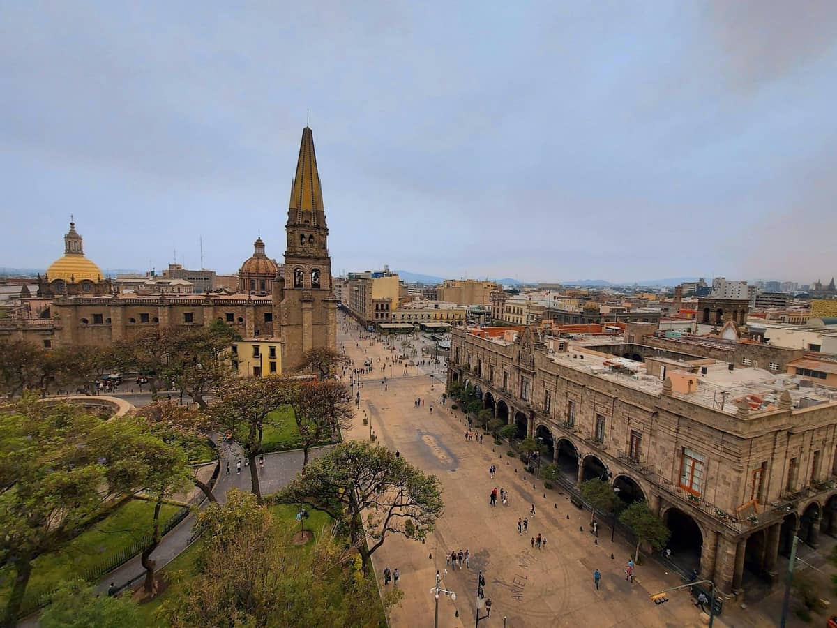 Luftaufnahme des historischen Zentrums von Guadalajara mit der Kathedrale, Kolonialgebäuden und weitläufigen, belebten Plätzen.