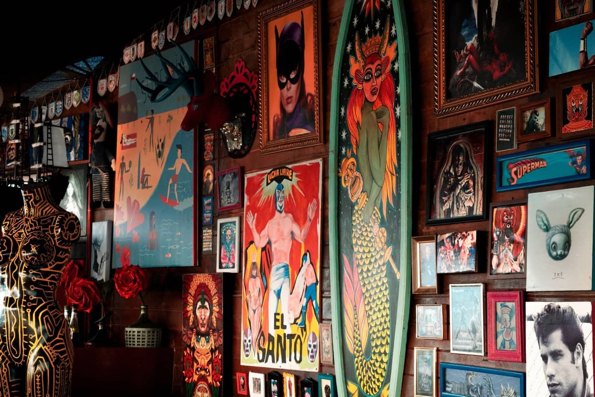 Gemütliches Barinneres mit Wänden voller bunter mexikanischer Pop-Art, Vintage-Fotos und eklektischen Dekorationen.