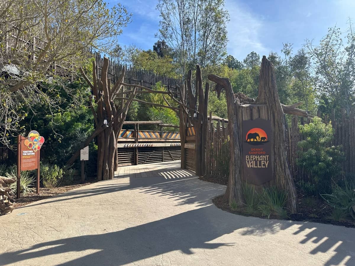 Eingang zum Elephant Valley im Zoo Guadalajara mit natürlichem Holzbogen und Beschilderung an einem sonnigen Tag