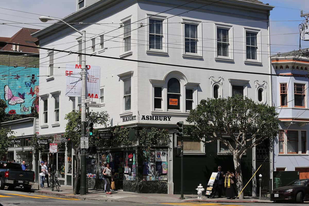 La icónica esquina de Haight y Ashbury en San Francisco, con edificios históricos, murales vibrantes y el letrero de la intersección.