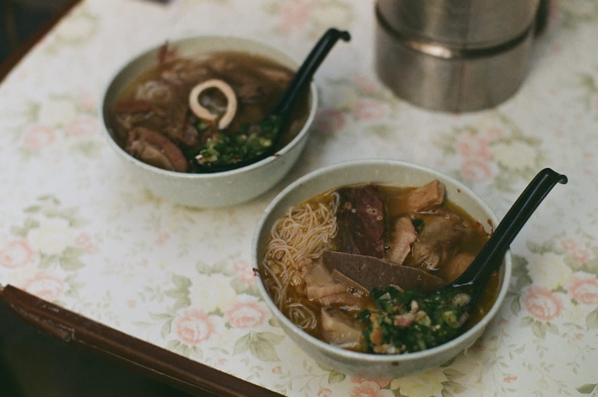 Bolées de soupe de nouilles style street avec viande et herbes fraîches à Hong Kong