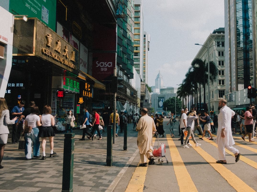 Rue animée près des Chungking Mansions à Tsim Sha Tsui, connue pour les restaurants halal