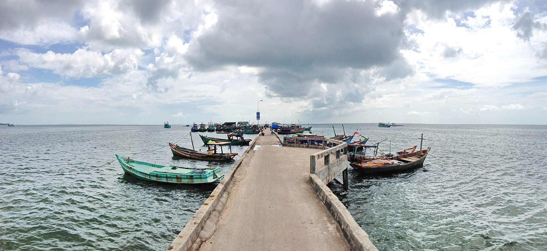 สะพานท่าเรือหมู่บ้านฮามนิญในฟู้โกว๊ก พร้อมเรือประมงและบรรยากาศท่าเรือท้องถิ่น