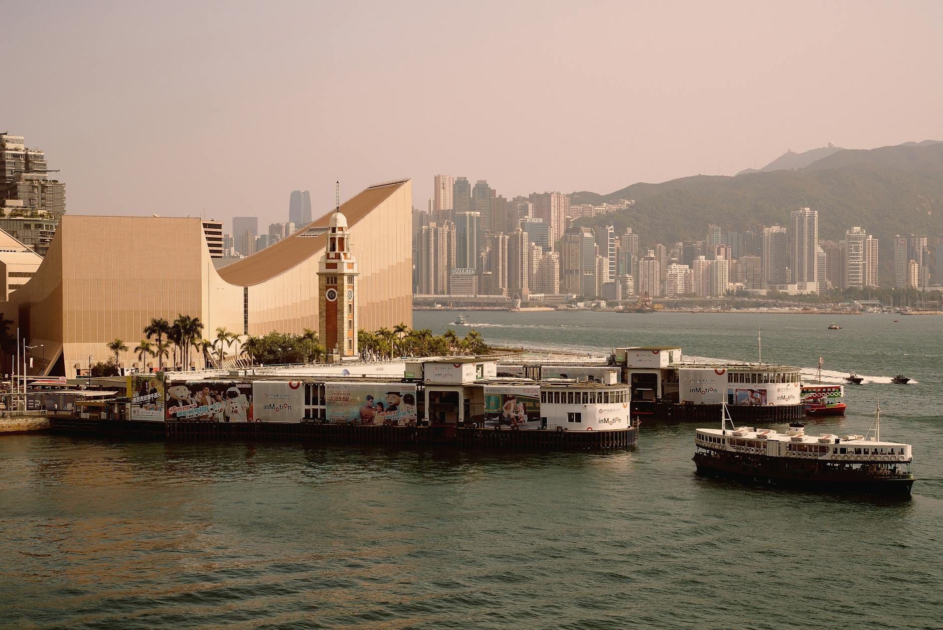 Harbour City famoso per il suo centro commerciale sul lungomare, Tsim Sha Tsui