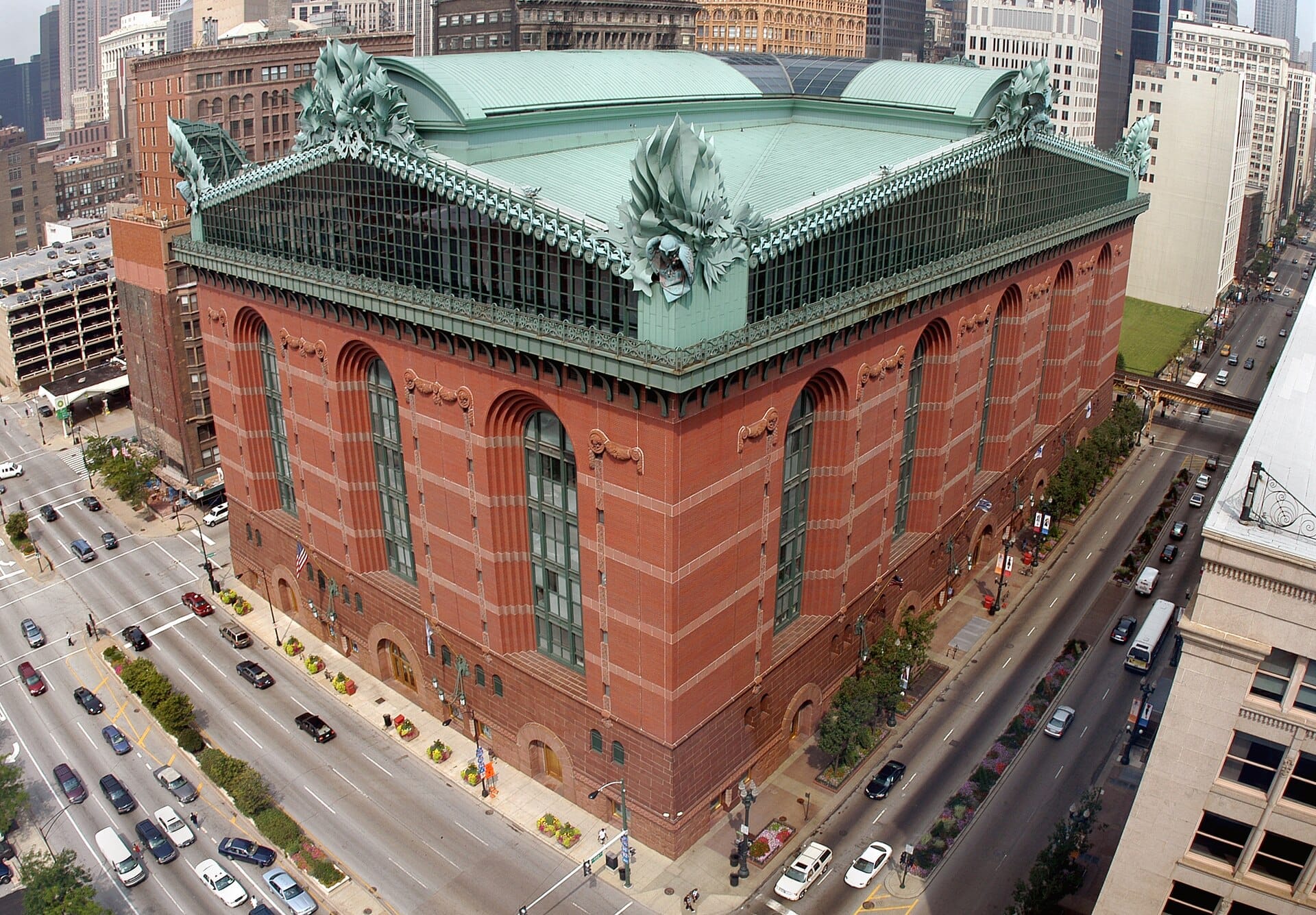 Vista aerea dell'Harold Washington Library Center a Chicago, con la sua imponente facciata in mattoni rossi e i caratteristici ornamenti verdi sul tetto.