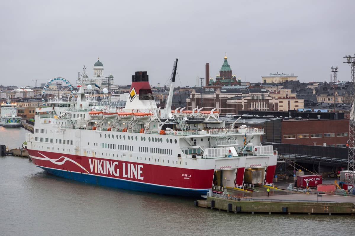 Balsa da Viking Line atracada no porto de Helsinki com os pontos turísticos da cidade ao fundo, mostrando uma das operadoras reais da rota Helsinki–Tallinn.