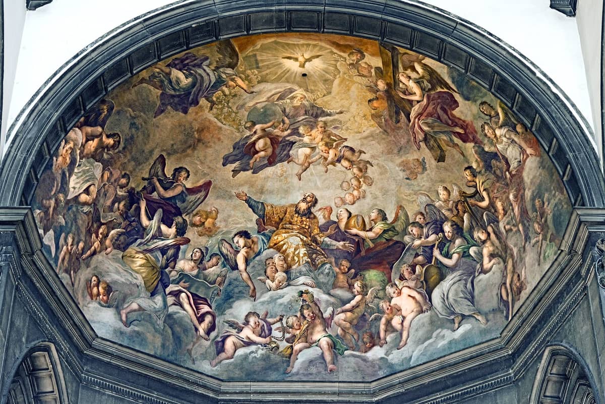 Großes Fresko mit Engeln und Heiligen in einer gewölbten Apsis, das himmlische religiöse Szenen im Inneren einer venezianischen Kirche zeigt.