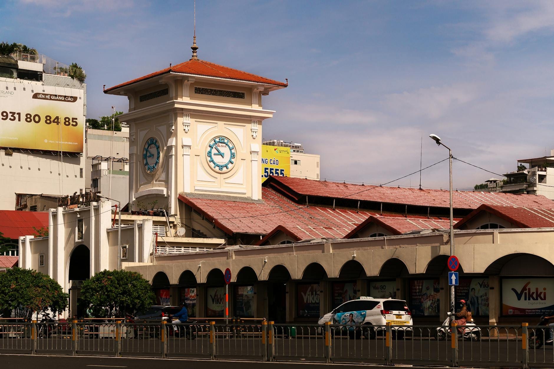 Exterior del Mercado Ben Thanh durante el día con su reconocible torre del reloj y la concurrida calle circundante en Ho Chi Minh City.