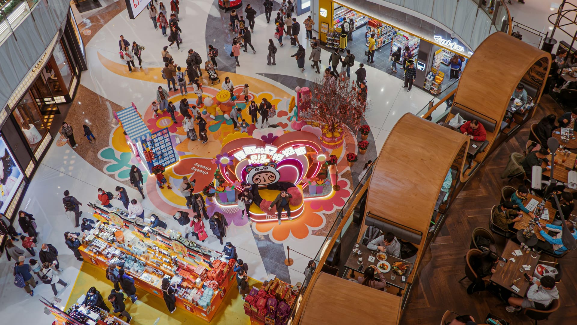Centre commercial bondé à Hong Kong avec couloirs, magasins et restaurants