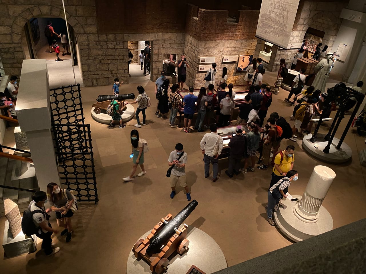 Visitatori esplorano diorami immersivi e antichi manufatti nella mostra La Storia Stratificata di Hong Kong all'Hong Kong Museum of History.