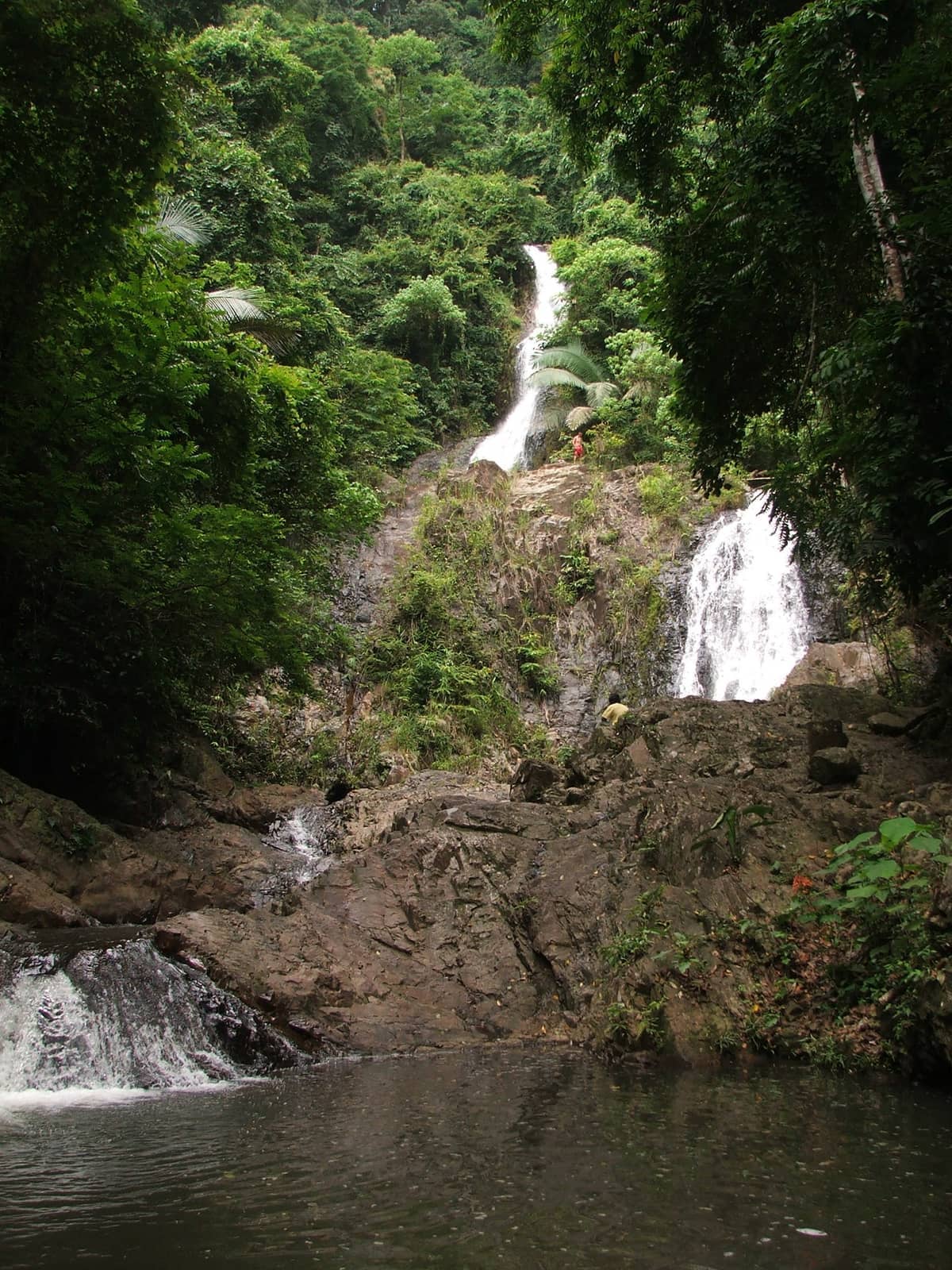 Mehrstufiger Huai To Wasserfall, der über felsige Klippen inmitten dichtem grünen Dschungel im Khao Phanom Bencha Nationalpark, Krabi, hinabstürzt.