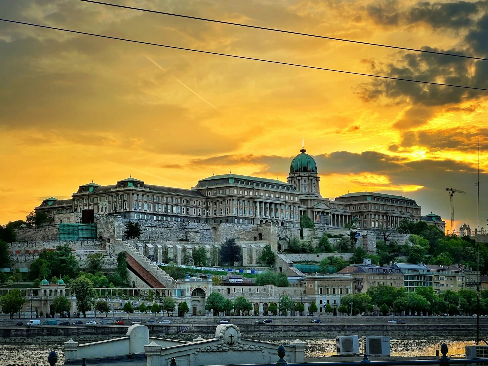 Buda Castle na may Hungarian National Gallery, sa takipsilim—nasa tuktok ng Danube River, maliwanag ang langit at naglalakihan ang royal palace complex.
