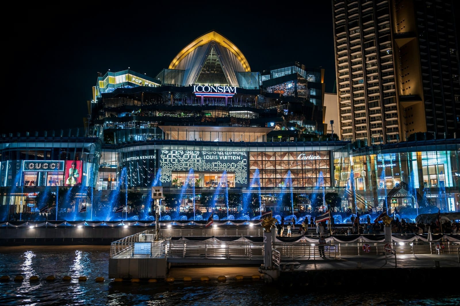 Il lussuoso centro commerciale IconSiam sul lungofiume del Chao Phraya a Bangkok, con il River Park, giochi d'acqua e vivaci attrazioni culturali.