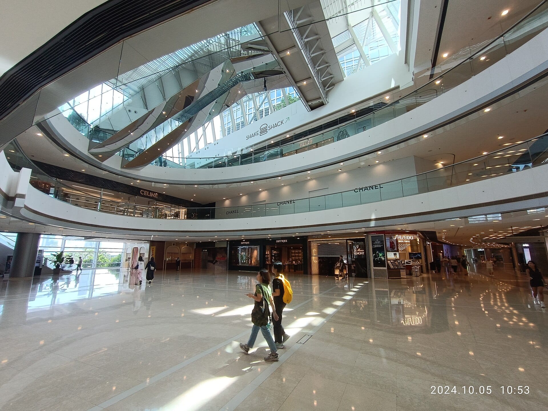 Elegante interno dell'IFC Mall sotto le torri di vetro di Central