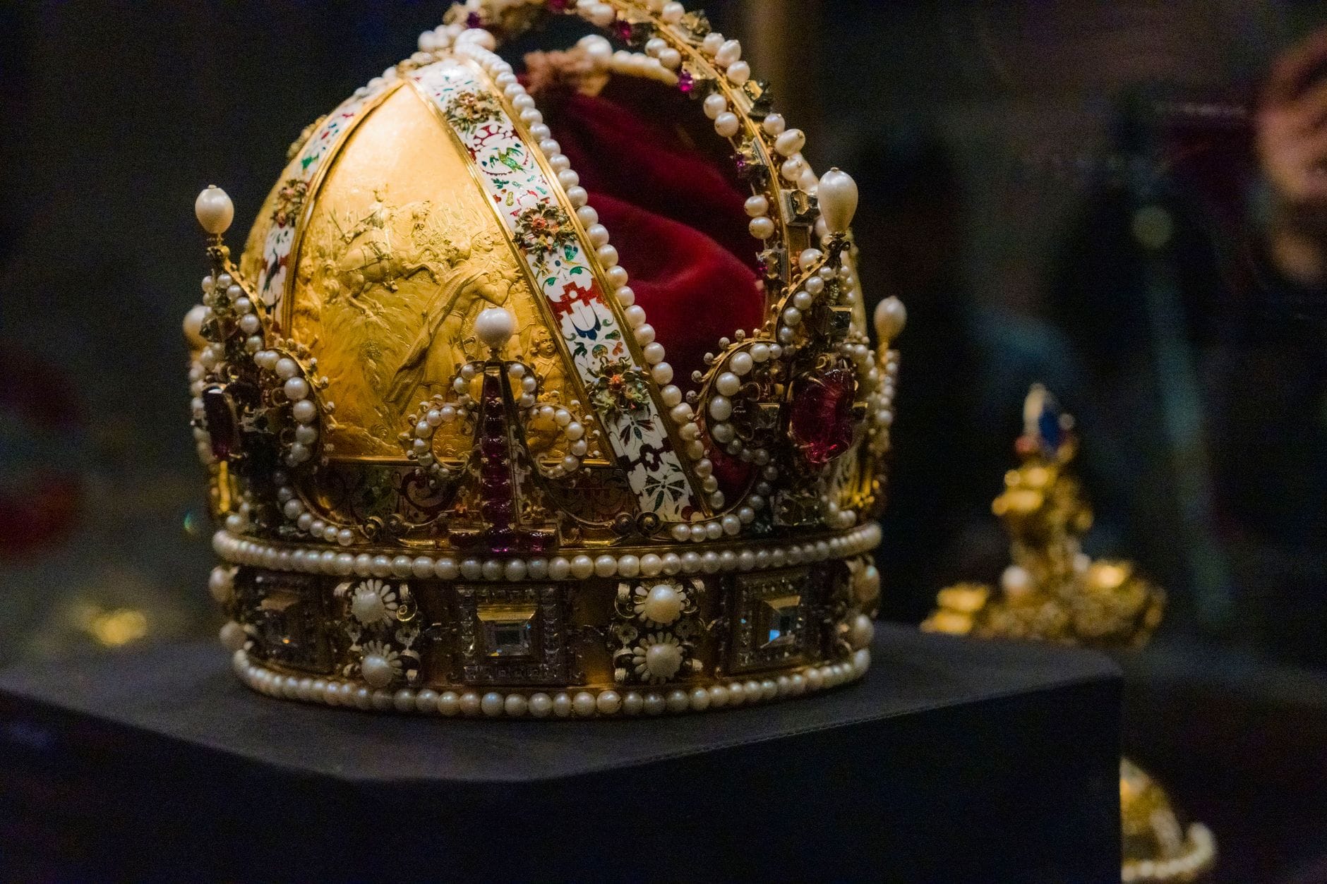 Nahaufnahme einer prachtvollen Kaiserkrone, verziert mit Gold, Perlen und Edelsteinen, ausgestellt in der Kaiserlichen Schatzkammer Wien in der Hofburg.