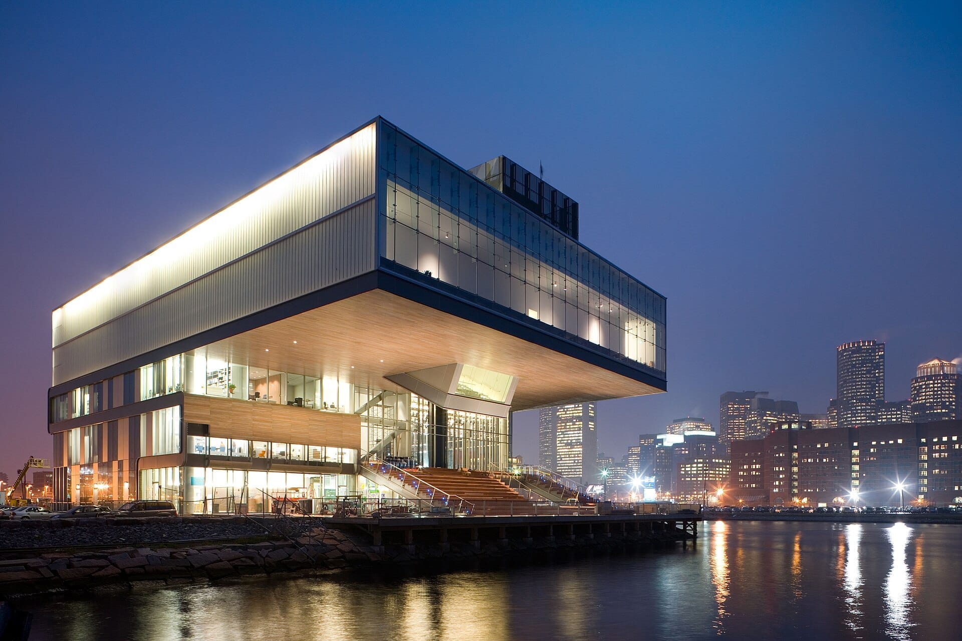 L'Institute of Contemporary Art Boston al crepuscolo, con il suo moderno edificio in vetro a sbalzo sul lungomare e le luci della città che si riflettono sull'acqua.