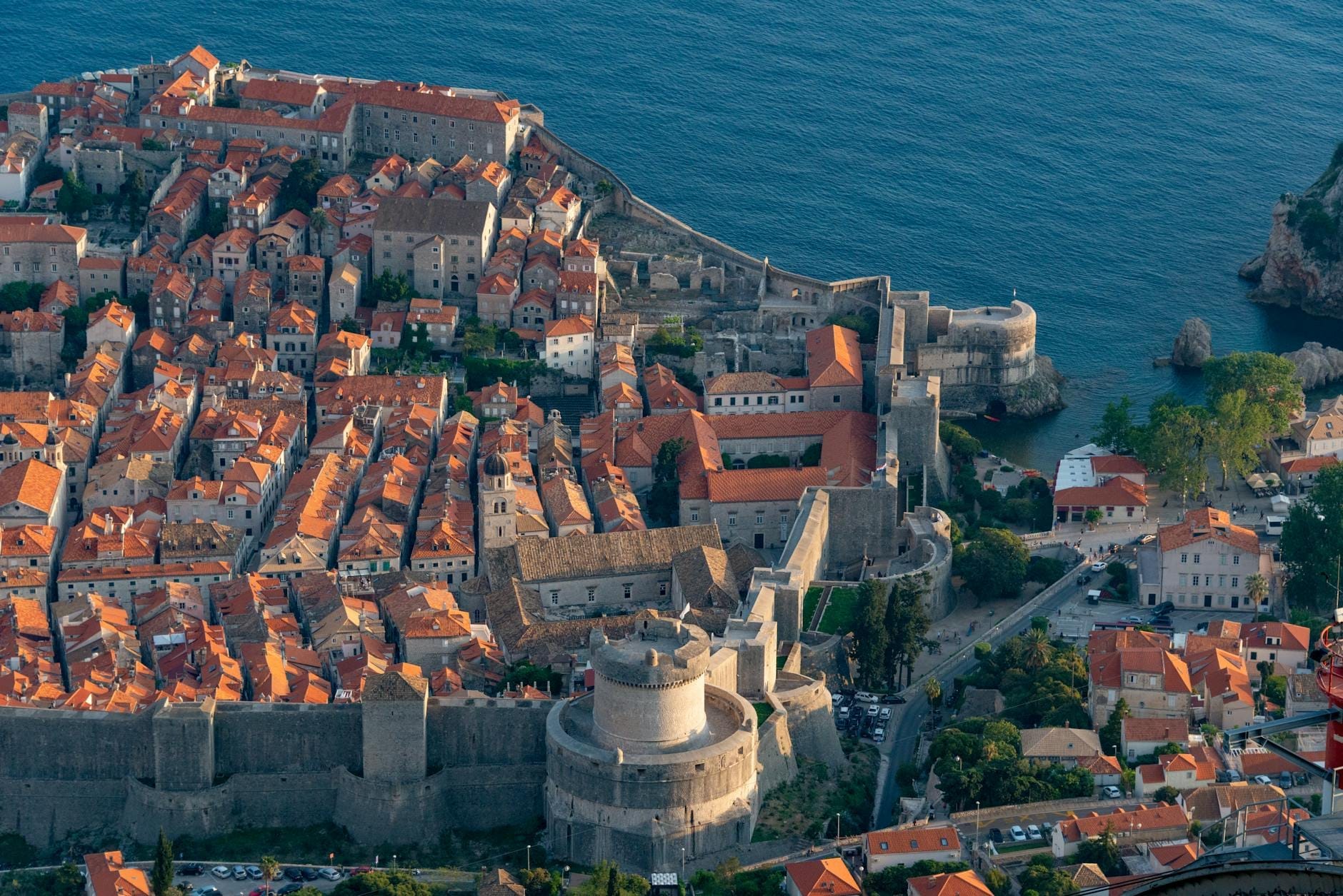 Toàn cảnh nhìn từ trên cao của Phố cổ Dubrovnik với tường đá, mái ngói màu cam và bờ biển Adriatic
