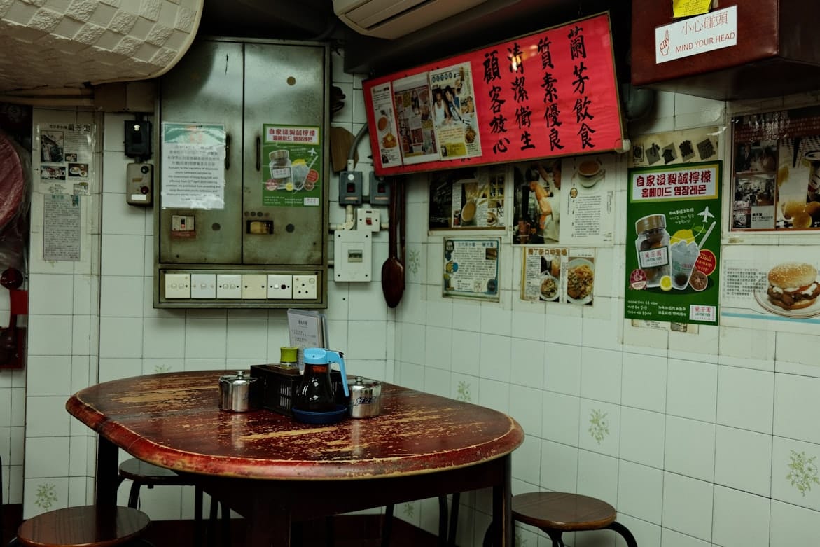 Cha chaan teng local em Hong Kong servindo refeições acessíveis