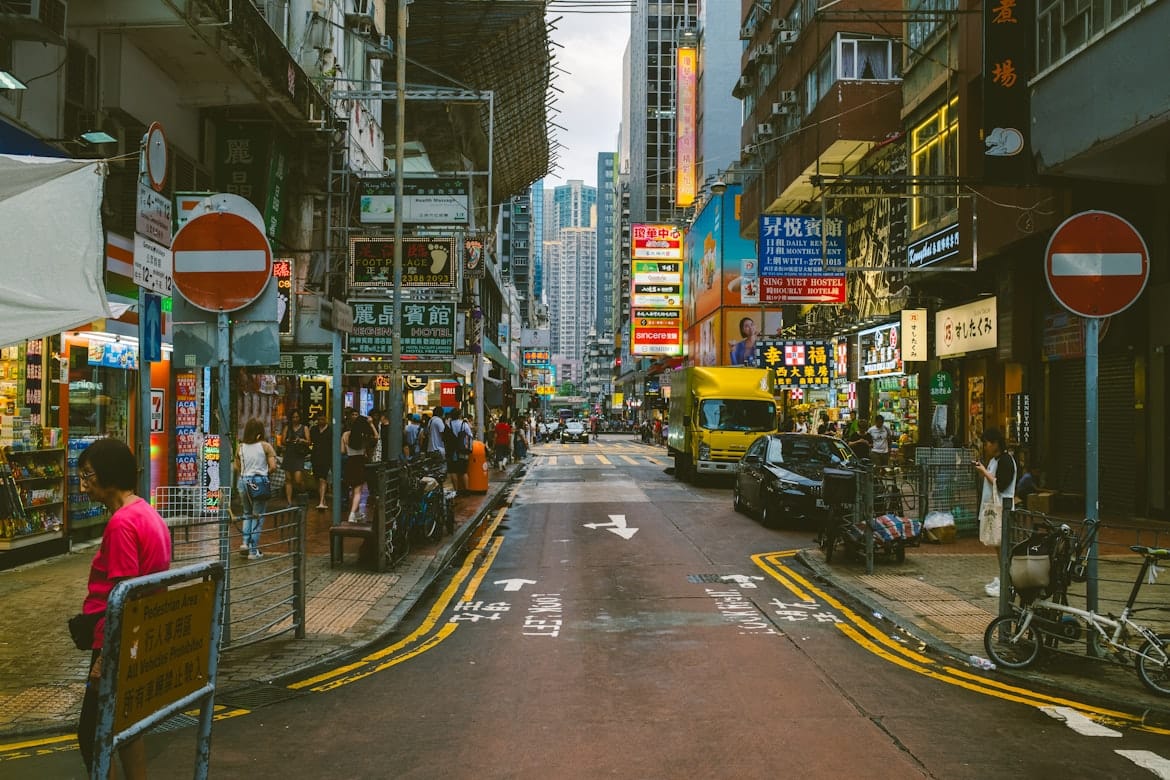 Cena de rua em um bairro movimentado de Hong Kong com lojas locais