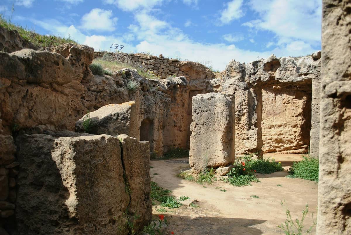 Antiche rovine in pietra con grandi pietre erette e muri parzialmente intatti sotto un cielo blu a Malta