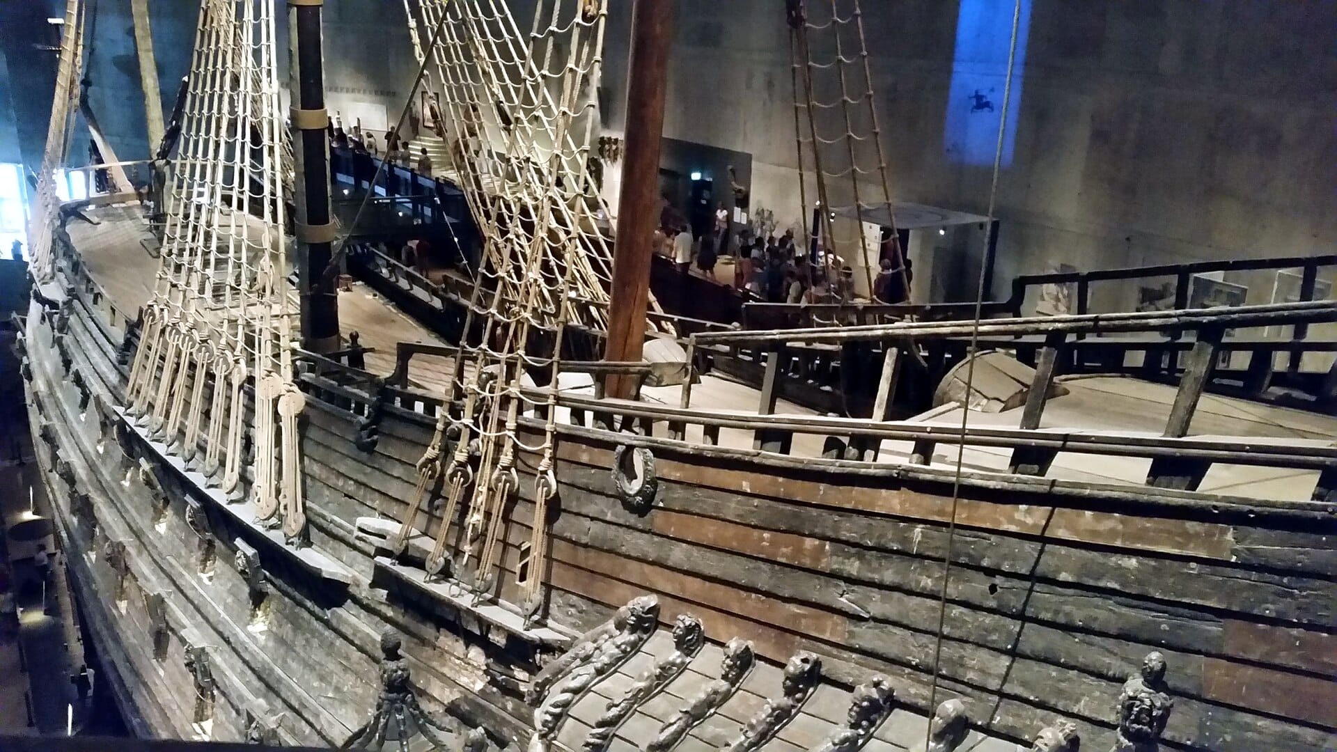 มุมมองภายในพิพิธภัณฑ์ Vasa แสดงเรือรบ Vasa ในศตวรรษที่ 17 ที่เกือบสมบูรณ์ พร้อมเชือกเรือและตัวเรือไม้ที่มีรายละเอียดครบถ้วน