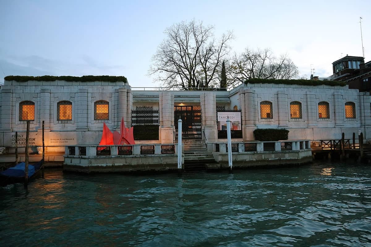 Außenansicht des Museums Peggy Guggenheim Collection in Venedig, abends vom Canal Grande aus beleuchtet