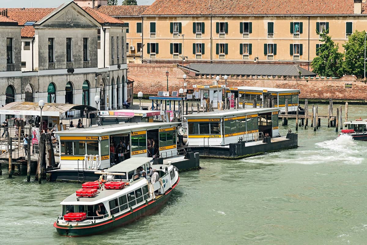 Vaporetto-Haltestellen (Wasserbus) am Piazzale Roma in Venedig mit angedockten Booten am Haupteingang und Verkehrsknotenpunkt der Stadt.