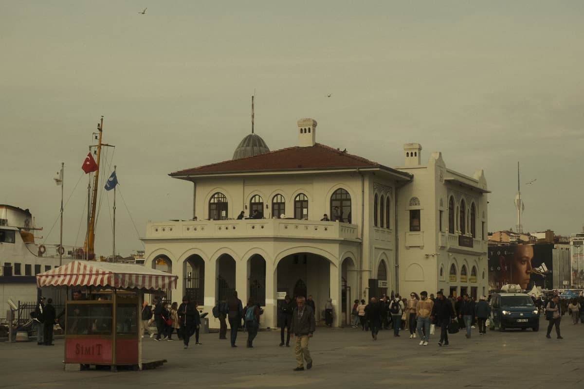 Fährterminal Kadıköy auf der asiatischen Seite Istanbuls mit Passanten und einem Simit-Wagen im Vordergrund.