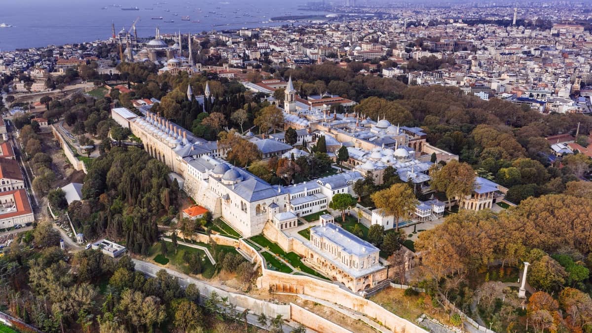 Widok z lotu ptaka na Pałac Topkapi, Sultanahmet i historyczny Stambuł z wyraźnymi detalami osmańskich zabytków skupionych na półwyspie.