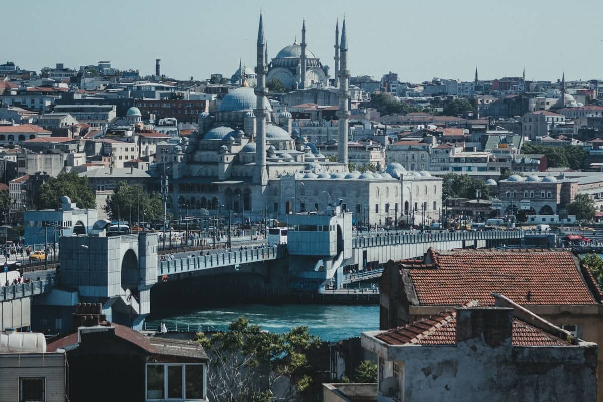 Panoramablick auf die historische Halbinsel Istanbuls mit Moscheen, Brücken und dem Bosporus, der berühmte Wanderrouten für die Solo-Erkundung zeigt.