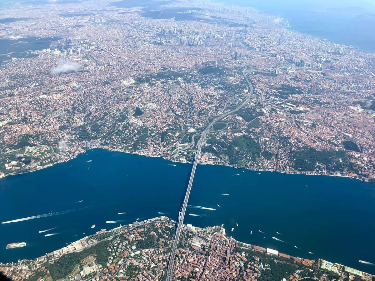 Vista aérea de Istambul mostrando o estreito do Bósforo dividindo a cidade entre a Europa e a Ásia com tempo claro.