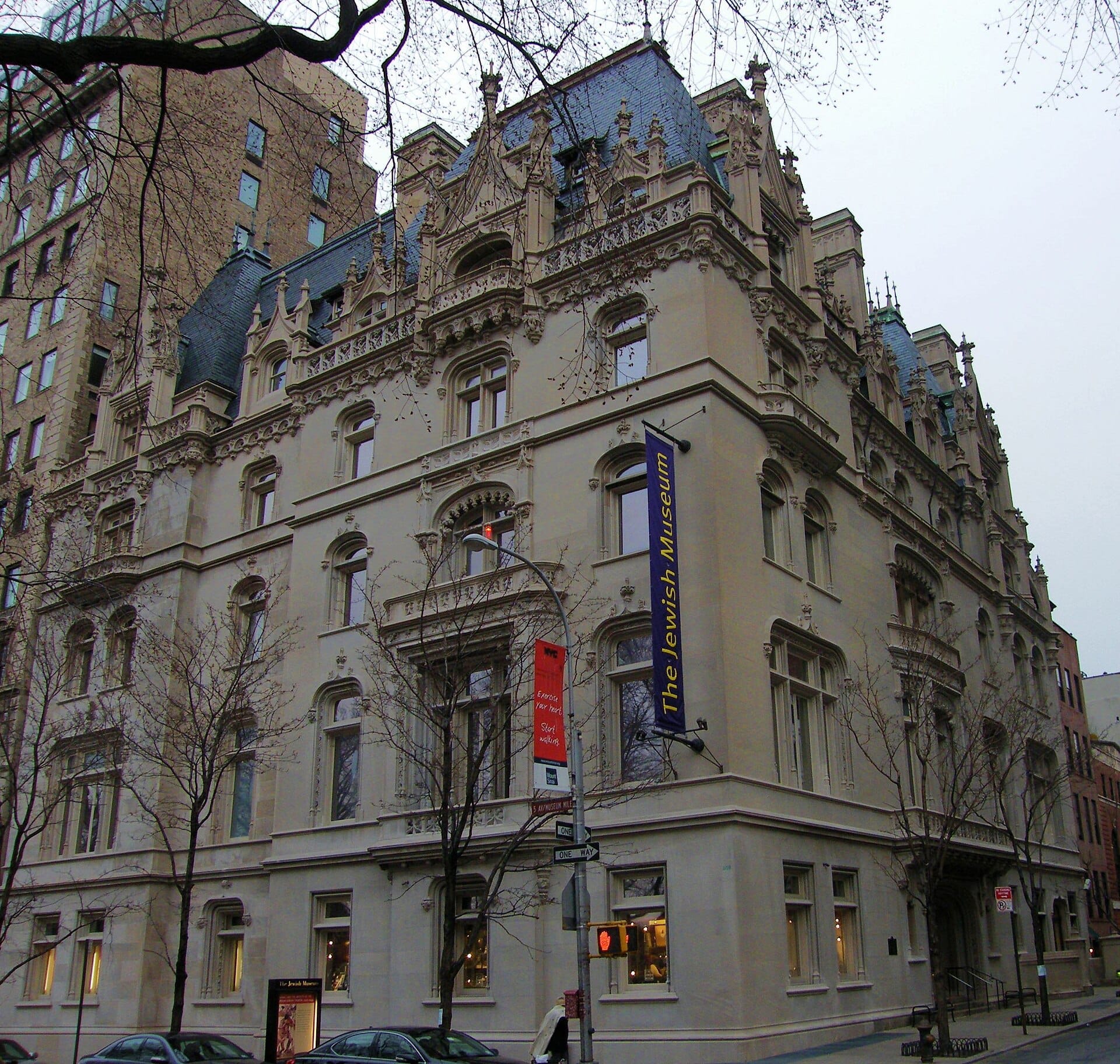 Vista esterna del The Jewish Museum, un palazzo in stile gotico francese sulla Fifth Avenue con elaborati intagli in pietra e un banner del museo ben visibile.